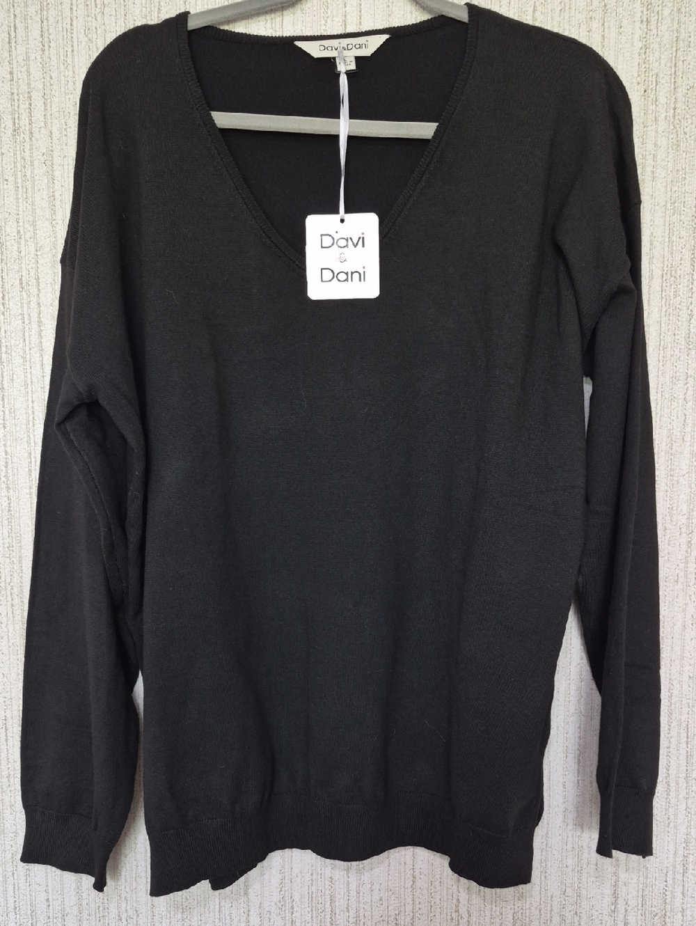NWT Davi & Dani Size Large Black V-Neck Sweater